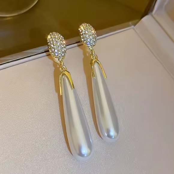 Anthropologie Jewelry - Modern Elegant Gold Pearl Drop Earrings